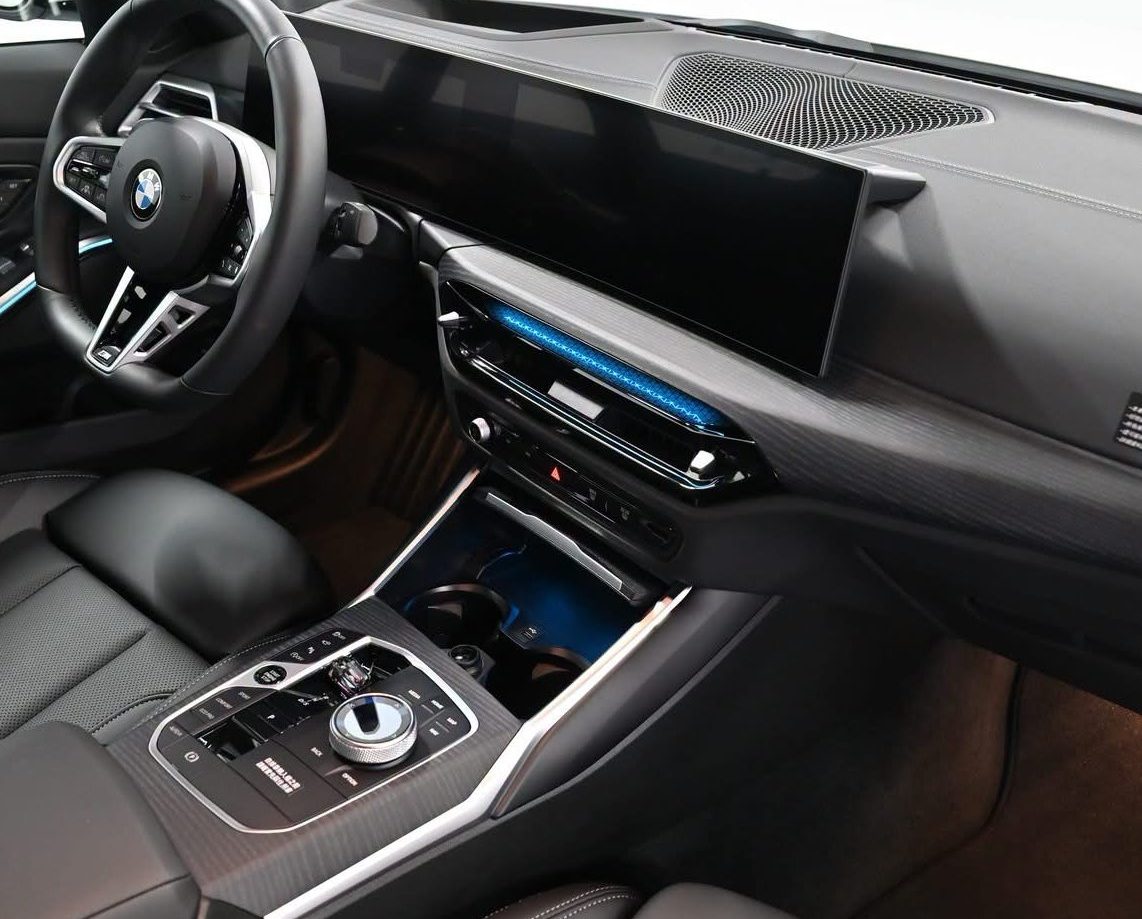 `BMW 318i黑色內裝與木紋飾板實車照，呈現沉穩簡約的座艙質感`