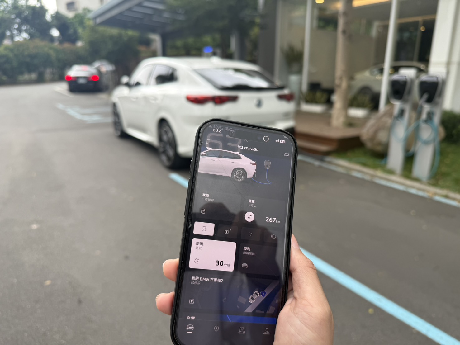 使用 My BMW App 遠端啟動 BMW iX2 冷氣預冷車室