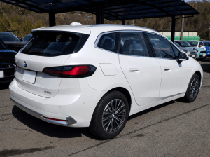 BMW X3事故維修期間由原廠協調提供的白色BMW 218i Active Tourer代步車