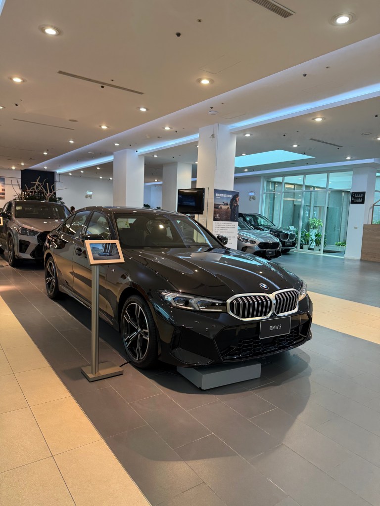BMW桃園展間內配備M外觀升級套件的BMW 318i實車展示照