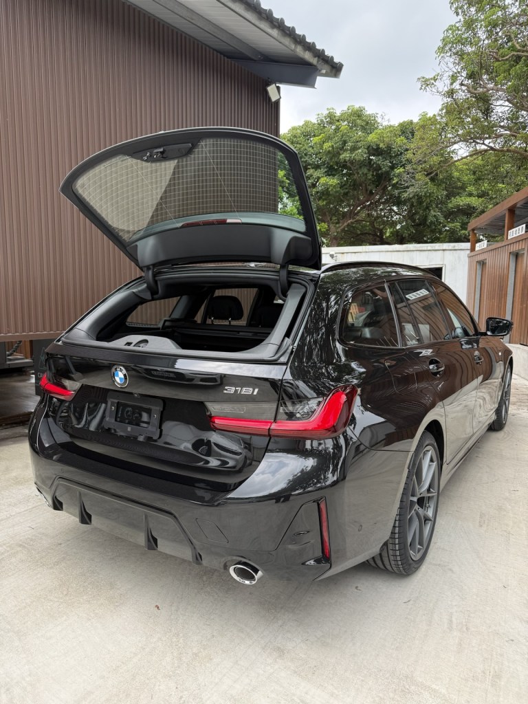 BMW 318i Touring獨立開啟式後擋玻璃與旅行車行李廂