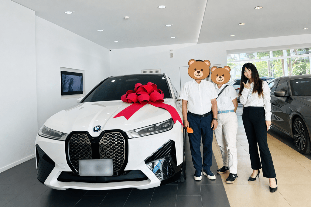 Mercedes-Benz S 350 d車主換購BMW iX xDrive50，並替家人選擇5台BMW電動車xDrive50并替全家选择5台BMW电动车