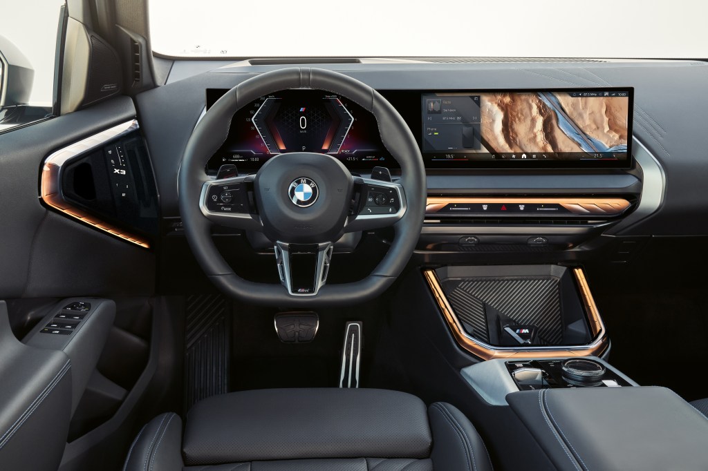 現行BMW X3 20 xDrive內裝，配備曲面螢幕與環艙氣氛照明