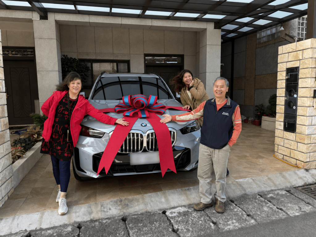 BMW X5 xDrive40i M Sport布魯克林灰停在桃園住宅遮雨棚下的真實交車案例