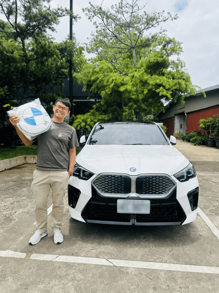 三位年轻车主原本规划购买BMW iX1，后来因BMW iX2上市后的跑格外型与日常通勤需求，将三台车都改为iX2 xDrive30，并于2024年5月及7月陆续交车