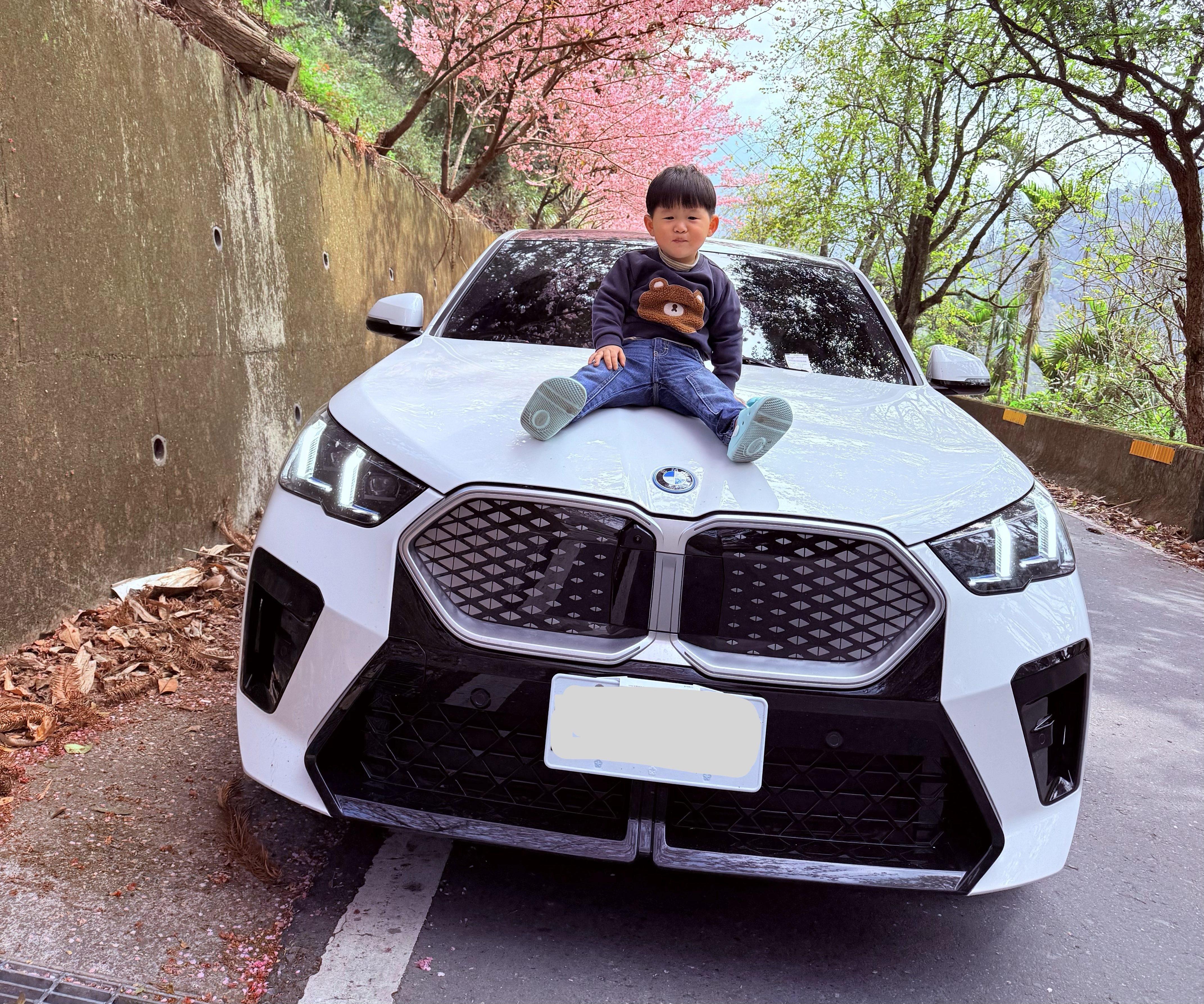 一家五口開 BMW iX2 從竹山前往東埔山區旅遊