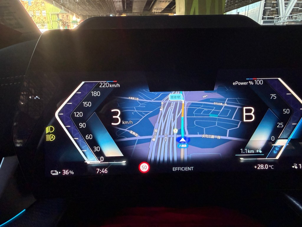 BMW iX2 實際使用 Google Maps 儀表板導航畫面