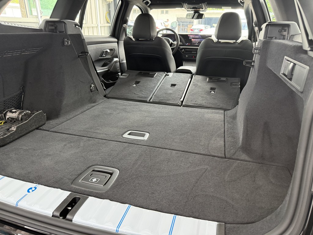 BMW 318i Touring後座放倒與1510公升行李廂空間