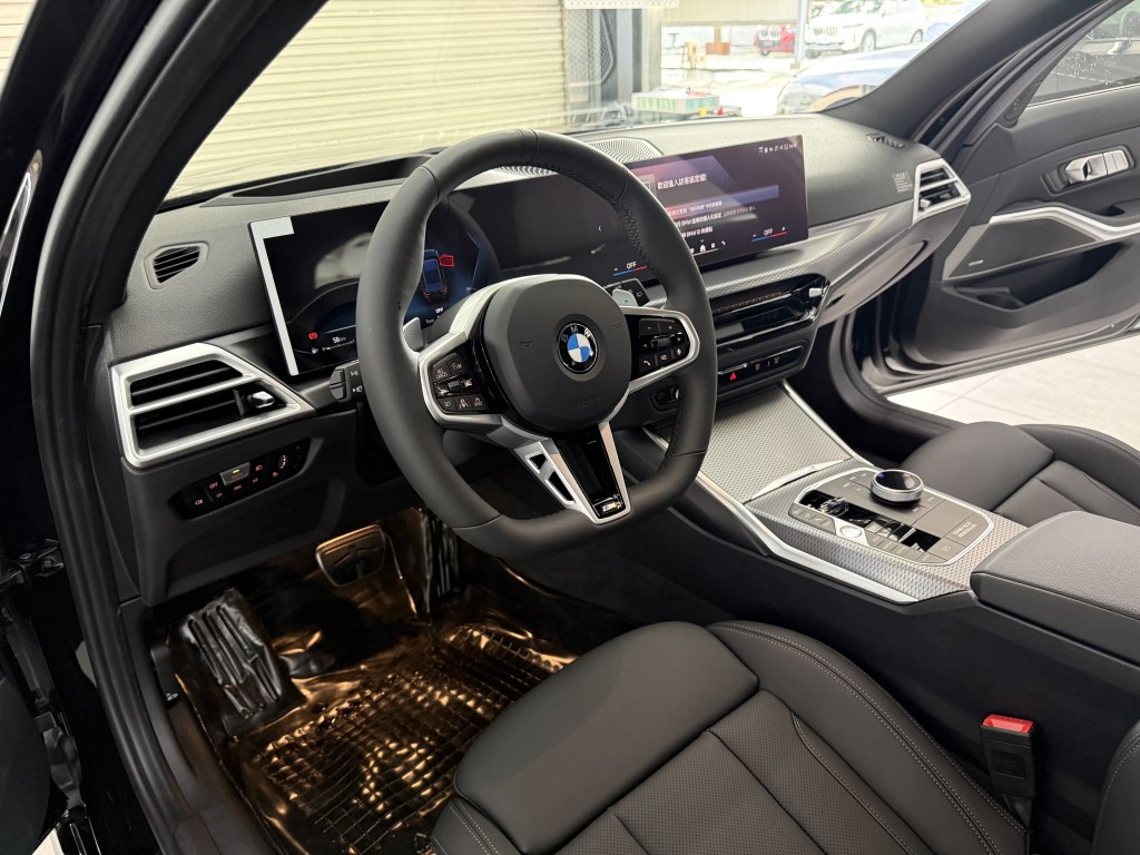 BMW 318i Touring M Sport黑色座艙、曲面螢幕與平底方向盤
