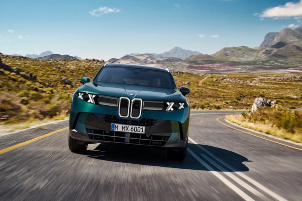 全新BMW iX5正面行駛官方照片|iX高里程車主預購真實案例