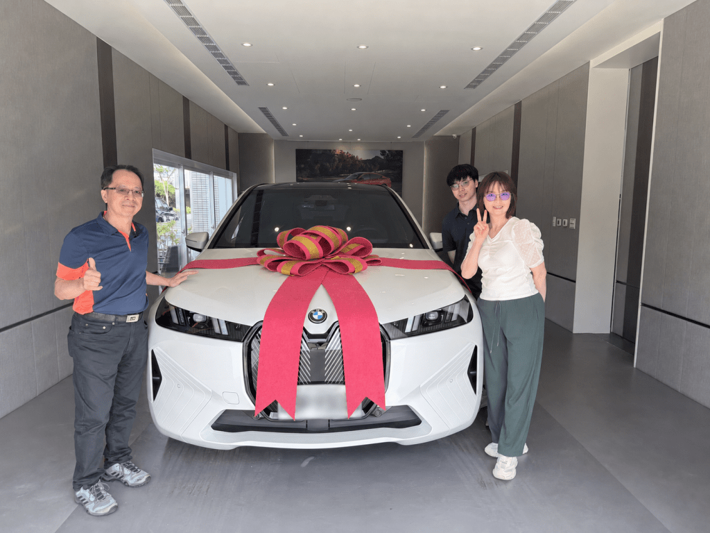 原本準備購買Lexus RX的竹北陳先生一家,試乘後改選白色BMW iX xDrive45交車合照